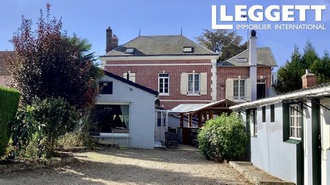 A24541MAM27 - In Gisors, a pretty town in the Vexin Normand region, Leggett Immobilier presents this beautiful property in an ideal location. Comprising two buildings, it includes a 2-bedroom apartment, eight bedrooms including five hotel rooms, a ba...