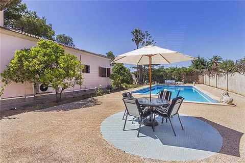 Finca of 4.700m2 near Palma house of 234m2, living room, fitted kitchen, 4 double bedrooms, wardrobes, dressing room, 3 bathrooms (2 en suite), heating, hot and cold a., gym, sauna, fronton, storage, barbecue with fireplace, pantry, garden, porches, ...