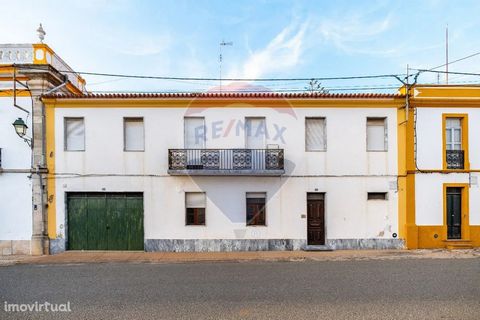 Building for sale in Cabeço de Vide, where you can enjoy the famous Termas da Sulfúrea, 15 minutes from the Alter do Chão Stud Farm and 30 minutes from Portalegre, Estremoz and 45 from Badajoz. - Ground Floor: - Two bedrooms; - A kitchen; - An office...