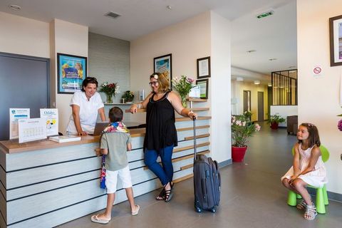 Résidence De La Plage is a ideal address for a successful holiday in the so-called Côte d’Amour at the bay of La Baule. The small-scale domain consists of two buildings with 3 or 4 floors, with nice and modernly furnished apartments. Each apartment f...