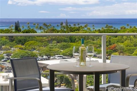 With spectacular Ocean views, this 2-bed, 2-bath corner-unit with lanai presently participates in the Hotel Rental Program. Occupancy has averaged 15 sold nights per month with positive cash flow (Mar, 2023 to Mar, 2024.) The Ritz-Carlton is within c...