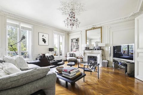 Discover this beautiful apartment located in the heart of the 8th arrondissement of Paris. This apartment features a lovely entrance gallery with guest toilets, a double living room, a well-equipped kitchen, three bedrooms, a bathroom, and a shower r...