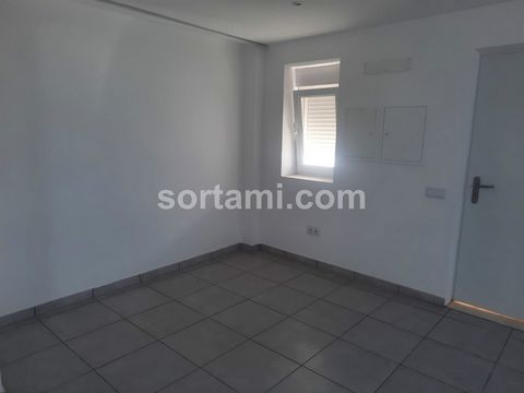 Excellent renovated one bedroom apartment very spacious, near Faro in a green and quiet area. The apartment comprises an open space living room and kitchen, one bedroom and one bathroom. It also has an interior patio and parking space. The capital of...