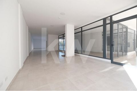 This modern and spacious 145m2 store in Laranjeiras is part of a building whose construction ended in 2021. Its large window and natural light are aspects that characterize and enhance this space, which is just a 2-minute walk from Metro Laranjeiras ...