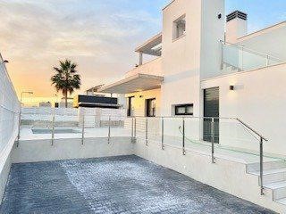 Corporación Inmobiliaria Lorca, sells this spectacular Villa in the area of Tercia, located in one of its best areas and just 5 minutes from Lorca. It has a fantastic orientation towards the East, with views of the orchard of the area and very close ...