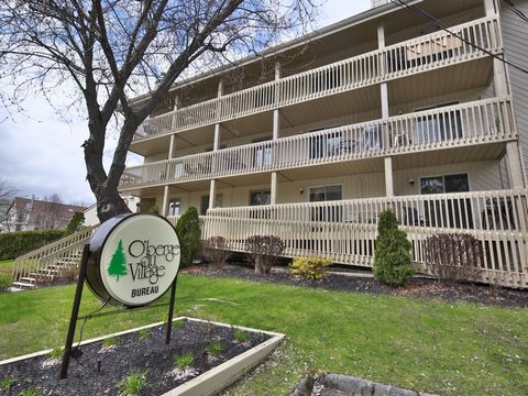 The condo complex at L'O'Berge du Village enjoys a large plot of land on the shores of Lake Memphremagog, is a few minutes walk from downtown Magog as well as other sports and cultural activities. First floor unit with 1 closed bedroom, fireplace in ...