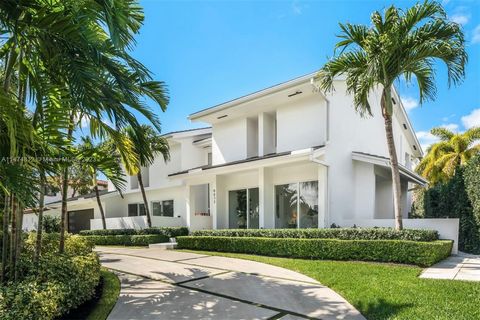 Fully remodeled 6,819 SF waterfront home in the highly sought-after Coral Gables gated community of Sunrise Harbour, with 5 bedrooms and 6 bathrooms. Beautifully oriented pavers & manicured landscaping provide stunning curb appeal leading to a grand ...