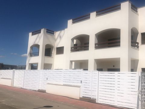 Opportunity to obtain a brand new, modern, apartment in a new development.  This turnkey apartment,  ready to move into, is the show home and comes with all furniture, fittings and appliances. This property is a top floor apartment (Modelo Bungalow) ...