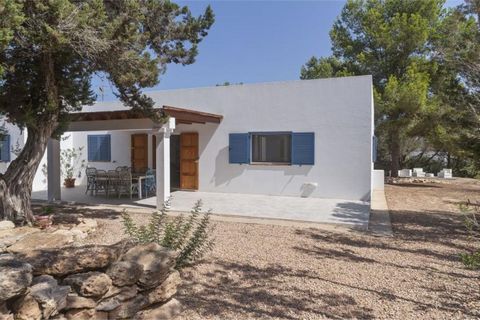 This fantastic property located in Sant Francesc de Formentera welcomes 8 guests. Outside the house, you will find a large furnished terrace where you can relax with your loved ones or enjoy the warm Mediterranean breeze. Thanks to the sun loungers a...
