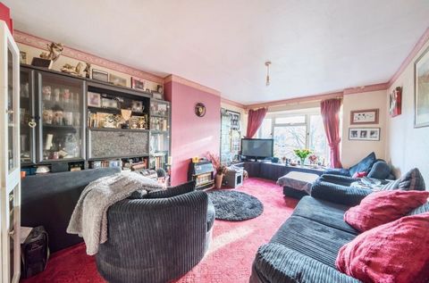 NEW 999 YEAR LEASE GRANTED UPON COMPLETION Frost Estate Agents are delighted to offer to the market this charming and spacious first floor two bedroom maisonette. Situated along the Godstone Road and benefiting from its own private front garden, the ...