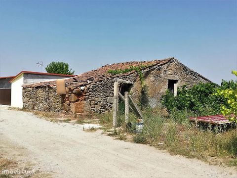 House in stone masonry with a floor of R / C intended for housing in a state of ruin, without conditions of habitability. Villa consists of 3 independent entrances, without interior connection. The property is located 5Km from Valverde and 7km from F...
