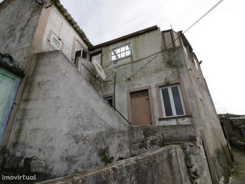 Detached house of typology T3 of two floors with patio, with 31 m2 of gross private area inserted in a plot of land with 121 m2, located in the locality of Alto da Serra, parish of Ribeira, Angra do Heroísmo. The property is compartmentalized by: Gro...