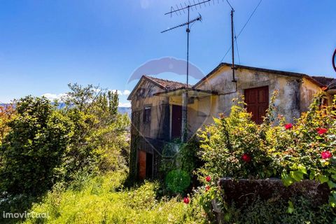 House T4 of two floors and patio, excellent sun exposure, in the street there is already public water and sanitation. Ideal for holidays or weekends; Located a few minutes from the railway station and the Nautical Pier of Aregos, 10 minutes from the ...