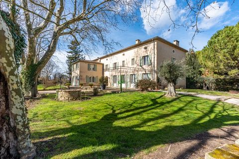 In a beautiful setting of idyllic countryside, discover this charming and elegant bastide of 820m2 with a guest house. Set on a 3-hectare wooded plot, surrounded by olive groves, century-old plane trees, and equipped with 5 horse boxes, this exquisit...