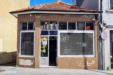 Property ID: ZMPT551386 Transfer of Drugstore with more than 75 years of existence, located in Rua Barão do Corvo, in Vila Nova de Gaia, operating in full, with loyal customer and excellent billing. Shop with 83m2 + Small Warehouse 30m2 (outdoor) equ...