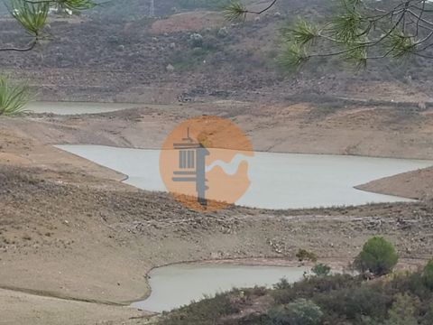 Terreno rustico di 10.320 m2 - Alcarias Grandes - Castro Marim - Algarve. Buon accesso. Con alcuni alberi Ci sono alcuni alberi sul terreno. Terreno con vista aperta sulle montagne serbe e sul lago. Parte piatta per roulotte. Buono per l'agricoltura,...