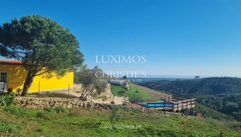 Freistehende Villa mit zwei Schlafzimmern und Blick auf die Berge und das Meer zu verkaufen in Tavira, Algarve. Die Immobilie erstreckt sich über eine einzige Etage und verfügt über ein offenes Wohnzimmer und eine Küche mit Essbereich, zwei Schlafzim...
