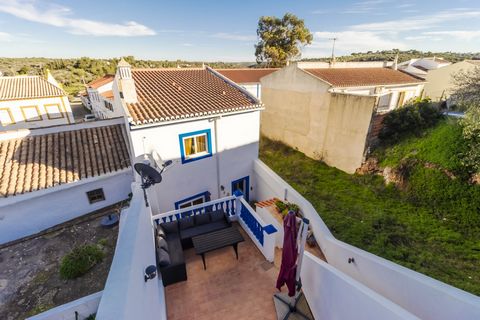 Beautiful 3 bedroom townhouse with lovely outside space, close to all amenities of Barão De São Miguel. This charming 3-bedroom townhouse is situated in the small village of Barão São Miguel - just 15 minutes from Lagos, and 10 minutes from the beaut...