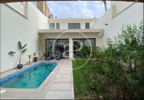 576 sqm furnished house with Terrace and views in Patacona, Alboraya.The property has 5 bedrooms, 5 bathrooms, swimming pool, 2 parking spaces, air conditioning, fitted wardrobes, balcony, garden, heating and storage room. Ref. VV2304007 Features: - ...