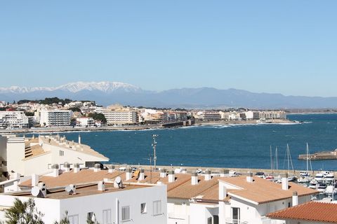 On the top floor, beautiful apartment consisting of two bedrooms, bathroom, spacious living room, independent kitchen, terrace of 10 m2 with exceptional sea and mountain views. Sold furnished. Parking space at the right of the residence. Bicycle stor...