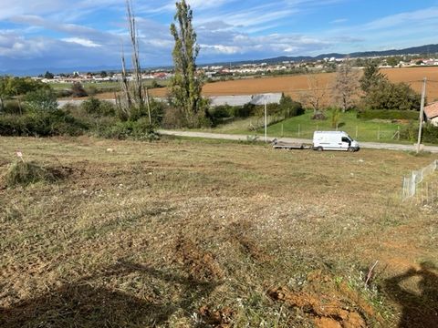 unserviced building land but viability on the edge of the land (autonomous sanitation) with 3 lots on Pizanson (1492m2/1489m/627m2) at the price of 159?/m2. In a countryside area with a beautiful view and close to all amenities, 10 minutes from Chatu...