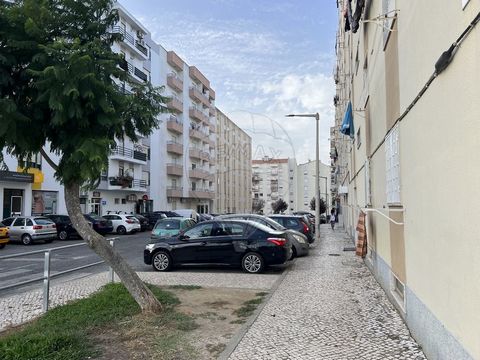 Apartamento T4 Carregado      Apartamento T4 com uma área total de 114m2 Imóvel localizado no Carregado, Alenquer, distrito de Lisboa. Local com boas acessibilidades, em zona residencial consolidada, muito próximo de pontos de comércio, serviços, esp...
