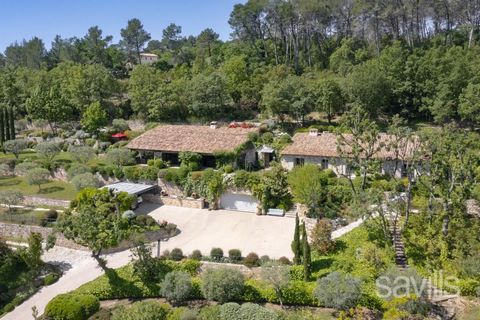 Ce somptueux mas provençal, entièrement rénové, offre une surface habitable d'environ 715 m². Situé à Fayence, à proximité du prestigieux golf de Terre Blanche, il bénéficie d'une vue imprenable sur les villages perchés, combinant le charme authentiq...