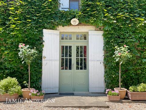 Dieses prächtige Landhaus befindet sich in dominanter Lage mit herrlichem Blick über das Dordogne-Tal. In den letzten vier Jahren wurde das Haus von A bis Z renoviert. Heute können Sie sofort einziehen und dieses elegante und großzügige Haus genießen...