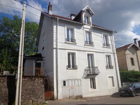 La Vôge-les-Bains (88), petite station thermale, Notre agent Aurélien Cholley vous invite à découvrir cette jolie maison bourgeoise de 9 pièces, sur son terrain de 6,48 ares, elle comprend : Au rez-de-chaussée : entrée sur escalier (9 m2 env), une ch...