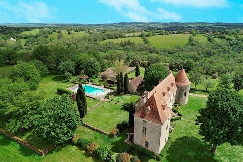 Située sur son éperon rocheux, une discrète et authentique propriété se trouvant au milieu de ses 91 ha au doux relief du Quercy, proche des sites touristiques (Rocamadour/Sarlat, Padirac). Ce château typique de son pays, en plein Causses du Quercy a...