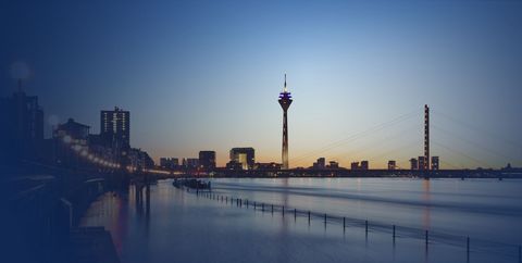 Was macht diese Wohnung so besonders? - Sie hat eine top-zentrale Lage und ist trotzdem perfekt ruhig & ungestört mit Ausblick ins Grüne! Eine der praktischsten Lagen in Düsseldorf: • Zentrale Lage und trotzdem ruhig & hell, inmitten eines grünen Gar...