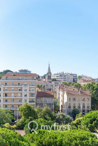 Come and discover this 3-room apartment of 72.45 m2 in Toulon (83000), in the heart of Mourillon with all the shops at the foot of this luxury residence, as well as the Port and the beaches of Mourillon 5 minutes walk. This apartment is completely re...