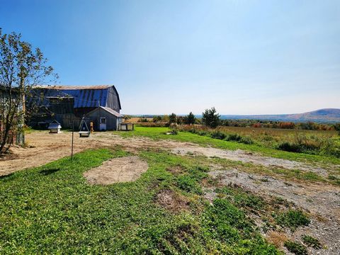 Hübsches Bauernhaus mit einem außergewöhnlichen Blick auf die Berge in der Ferne. Sackgasse, keine hinteren Nachbarn, mehrere Obstbäume. Fast 54.000 Quadratfuß an landwirtschaftlichen Flächen. Das Haus hat eine Verjüngungskur erfahren. Mehrere Renovi...