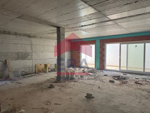 Building unit in Baleal - Peniche. At semi-basement level. Registered as storage. New construction in the finishing phase. Property sold as is. It has a large room of 84.05 sq.M and a bathroom of 5.05 sq.M. With a rear patio of 58.68 sq.M and a front...