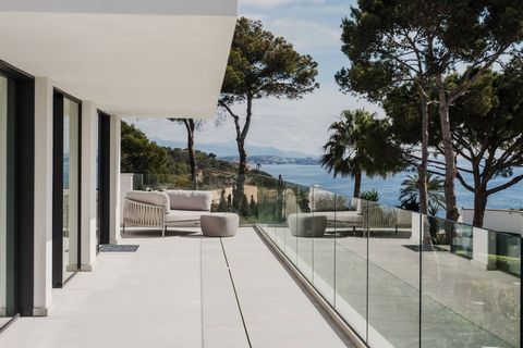 Construida originalmente en 1984 para la realeza española, esta excepcional villa está siendo meticulosamente transformada en una moderna obra maestra. Enclavada en una codiciada ubicación en segunda línea de mar en la costa suroeste de Mallorca, Sol...