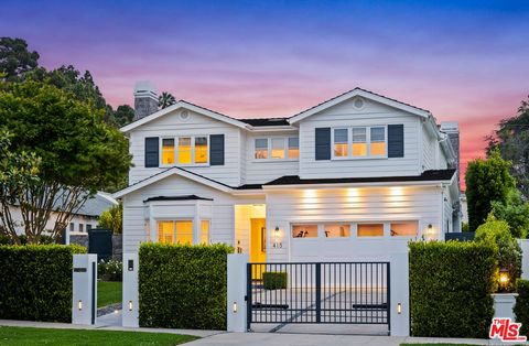 Immerse yourself in this beautiful contemporary costal estate located in Santa Monica's prestigious Gillette's Regent Square. This exceptional home features 5 generously proportioned bedrooms. The lavish primary suite is fit for royalty with high vau...