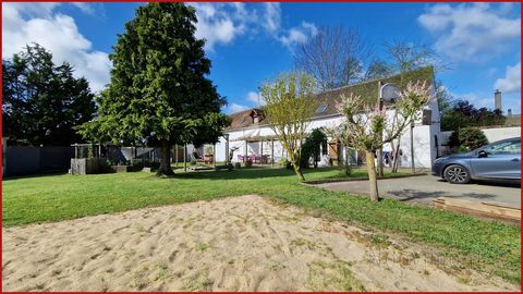 Votre conseiller en Immobilier Noovimo, Julien Pineau vous propose/ Bienvenue dans cette charmante maison familiale située à Mezeray, à seulement 10 minutes de la Suze. Avec ses 141m2 habitables, cette maison offre un espace généreux et fonctionnel p...