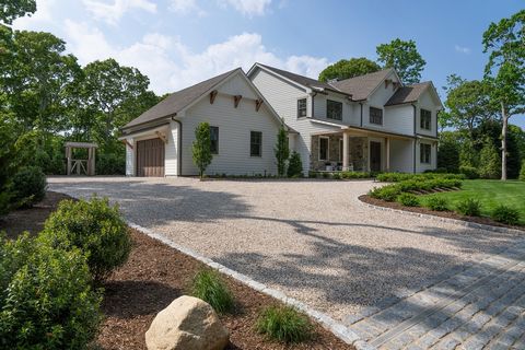 Bienvenue dans votre retraite de ferme sur mesure nichée dans la beauté sereine de la fourche nord de Long Island. Cette maison sur mesure offre un mélange inégalé de luxe, de confort et de tranquillité, enveloppée par un paysage méticuleusement conç...