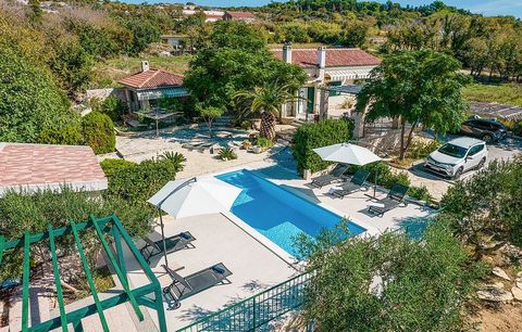 Vendesi villa, una casa ad un piano con piscina e un ampio e bellissimo cortile paesaggistico nella località di Caska, non lontano da Novalja sull'isola di Pag. La casa di 148 m2 è composta da soggiorno con cucina, 3 camere da letto e 2 bagni. Si tra...