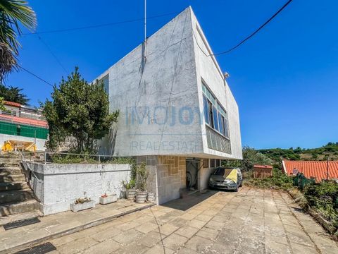 Kleine boerderij met 3 slaapkamers, met goede gebieden, zeer helder, met fruitbomen, vrij en zeer privé uitzicht op een perceel van 740m2 gelegen in het mooie en charmante dorpje Sesimbra. De omgeving is rustig en veilig en creëert een perfecte omgev...