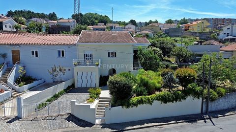 Das Hotel liegt in Fânzeres, in einer ruhigen Wohngegend mit einfachem Zugang zum Zentrum und zu wichtigen Straßen wie Estrada Dom Miguel und der Autobahn - A43.ehemalige IC29 Diese Villa mit 5 Schlafzimmern ist unterteilt in: Erdgeschoß Büro Wohnzim...