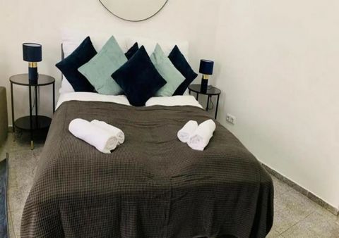 Willkommen im Cozy Studio. Genießen Sie einen gemütlichen Aufenthalt in unserem Apartment. Es bietet Platz für bis zu 4 Personen und ist perfekt für Reisegruppen und Familien, die Komfort suchen. Entdecken Sie das perfekte Zuhause in der pulsierenden...