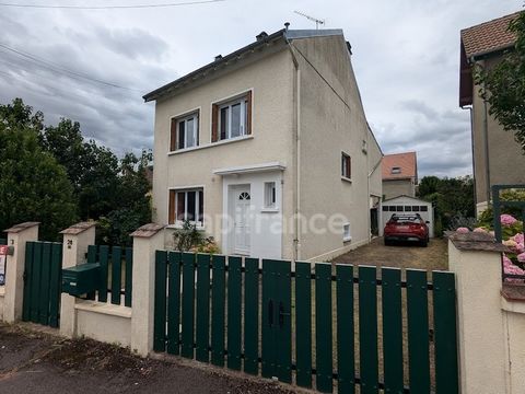 BOURGES, Ville d'histoire et de culture Maison d'habitation lumineuse proche hôpital Au RDC: Une entrée, une chambre, un séjour ouvrant sur terrasse arrière, une cuisine pouvant être réaffecté en autre fonction,un WC. Au 1er étage: Un séjour salon av...