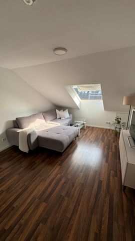 **Charmante Dachgeschosswohnung in zentraler Lage** Diese moderne 42 m² große 2-Zimmer-Wohnung, die 2014 neu geschaffen wurde, befindet sich im 5. Stock eines soliden 10-Parteien-Hauses. Die Wohnung ist leerstehend und bereit!. **Ausstattung:** - Off...