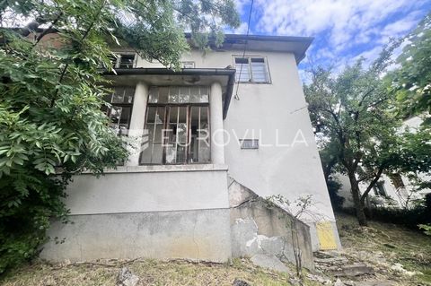 Zagreb, Pantovčak, semi-detached house 250m2 on a plot of 520m2 A semi-detached house for sale in Pantovčak, with a total area of 250 m², located on a plot of 520 m². The house is for demolition, but the land offers exceptional potential for new cons...