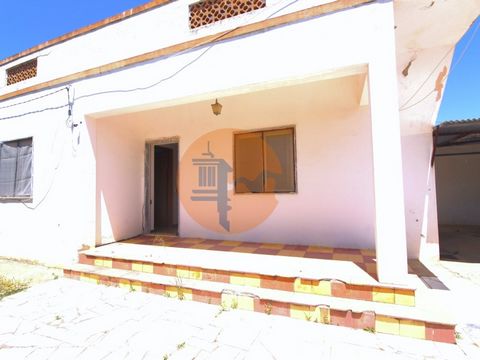 Detached house converted into a 3-bedroom house with a garden. Located in the Olhão area, in a place where we can find the oldest bridge in the municipality. This house is located on a plot of land measuring 912m2, completely fenced, with its own wat...