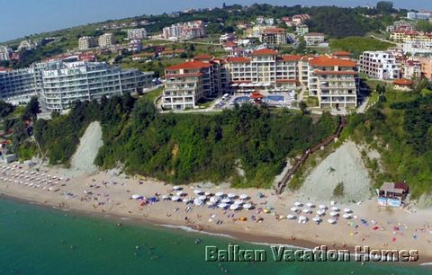 Eine geräumige Wohnung mit drei Schlafzimmern und einer Wohnfläche von 141 m2. Die Wohnung befindet sich im Erdgeschoss und von der Terrasse aus; Es gibt einen Blick auf das Meer. Die Wohnung besteht aus einer Eingangshalle, einem Wohnzimmer mit offe...