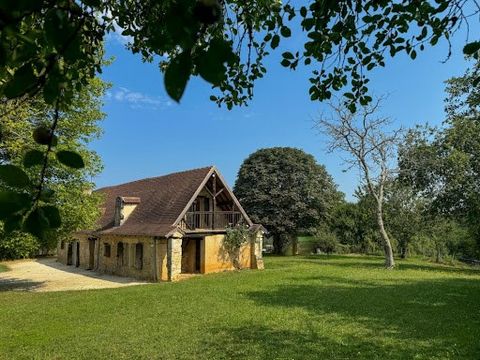 Martina Schwencke et Annet van der Spoel vous proposent cette jolie maison en pierres de style Périgourdine. Restaurée avec gout, présente un charme certain et située dans un hameau proche de St. Georges de Montclard et de ses commodités, Prix 283.00...