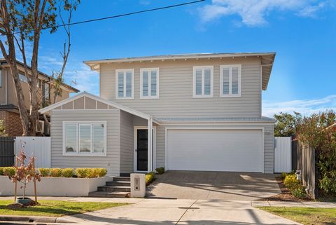 Deze gezinswoning met twee verdiepingen brengt een op Hamptons geïnspireerde smaak van hedendaagse klasse en verfijning naar de lommerrijke rust van Surrey Hills en onthult vier slaapkamers, twee badkamers en een elegante buitenstroom op het noorden ...