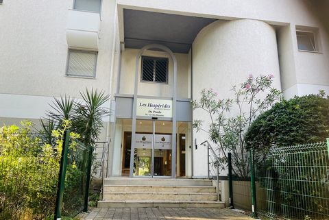 RESIDENCE DE SERVICES SENIORS HAUT DE GAMME HESPERIDES PRADO, Marseille 8ème CONFORTABLE APPARTEMENT T2 de 45m2 habitable de suite avec jardinet privatif clos Hall d'entrée avec interphone, belle pièce de vie ouverte sur cuisine entièrement équipée, ...